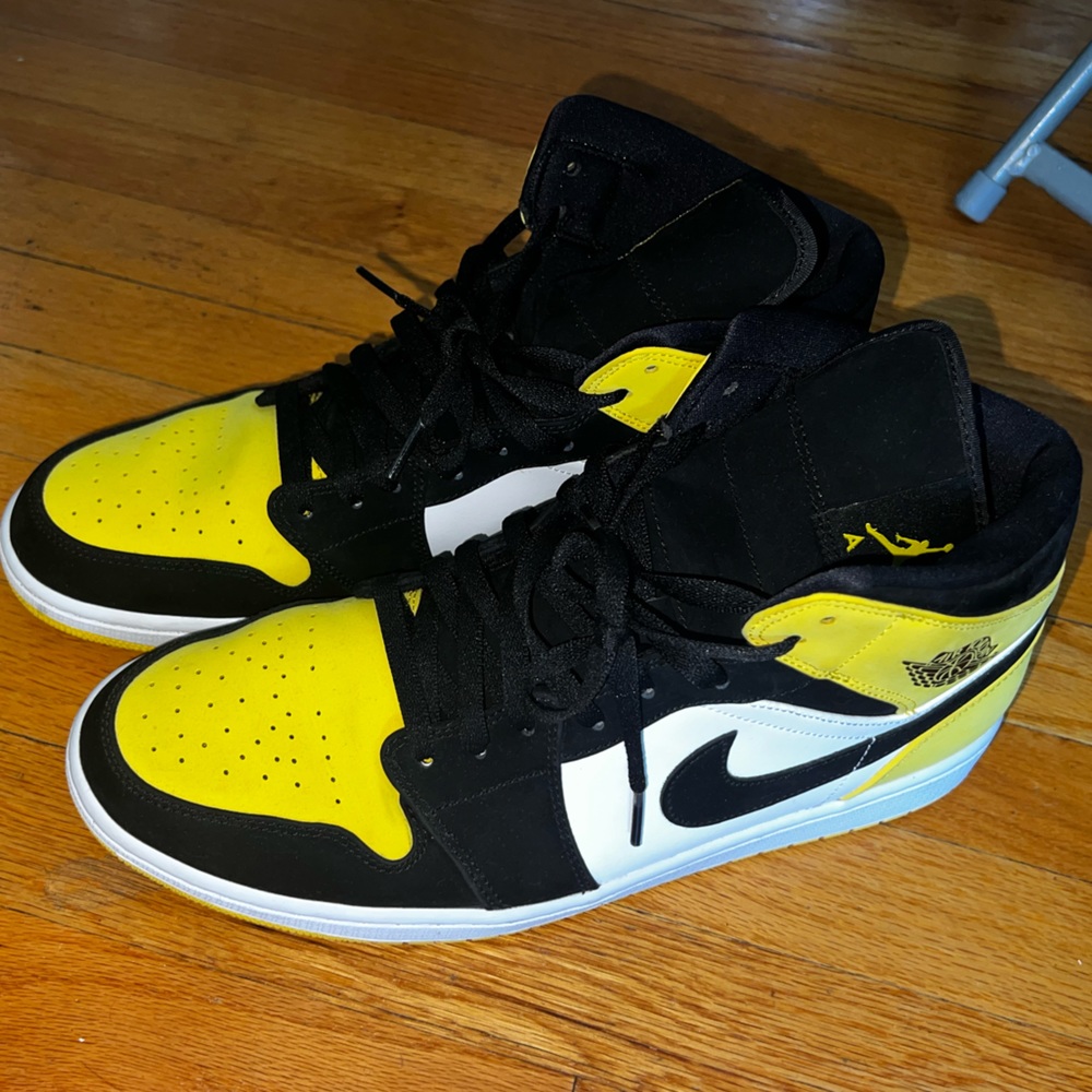 Jordan 1 mid Black /Yellow  sz13